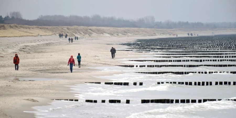 Vereinzelte Spaziergänger am Strand von Wustrow auf dem Darss.