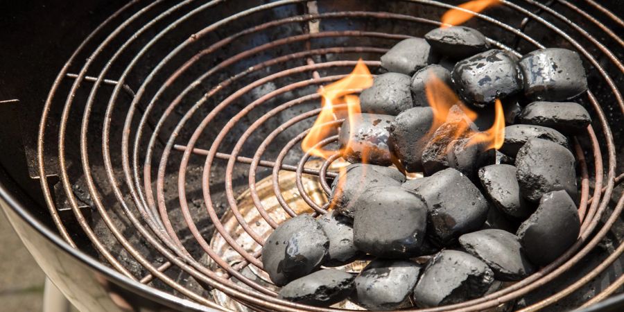 Der Holzkohlegrill sollte mindestens einen Abstand von 1,5 Metern zu brennbaren Materialien wie Gartenmöbeln haben.