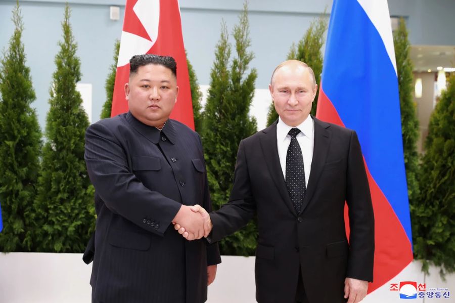 Auch mit Nordkoreas Machthaber Kim Jong Un (l.) versteht sich Wladimir Putin.