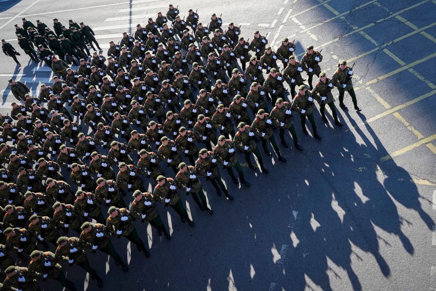 Russische Soldaten marschieren zum Roten Platz, um an einer Generalprobe für die Militärparade zum Tag des Sieges teilzunehmen.