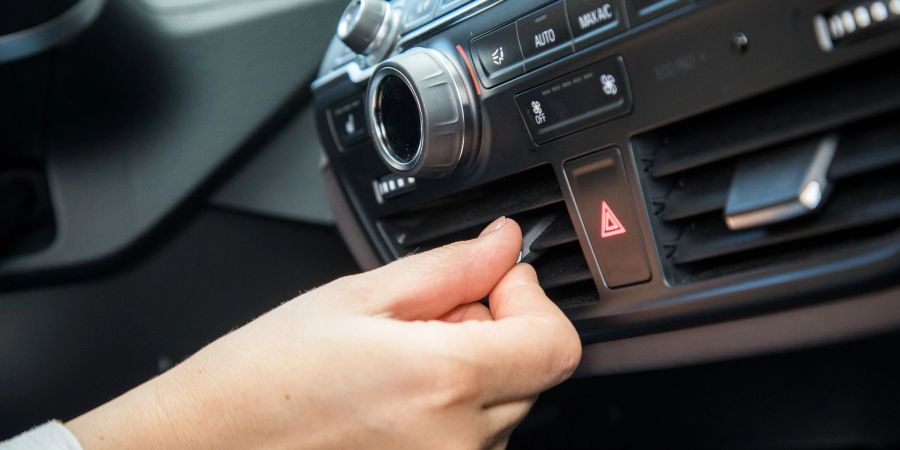 In der Klimaanlage können sich Bakterien bilden, die zu Gestank führen. Daher empfehlen die Auto-Experten, sie einmal im Jahr zu reinigen.