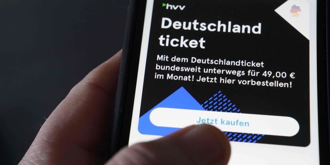 Das Deutschlandticket lässt sich am Schalter und per App erstehen. deutschland ticket