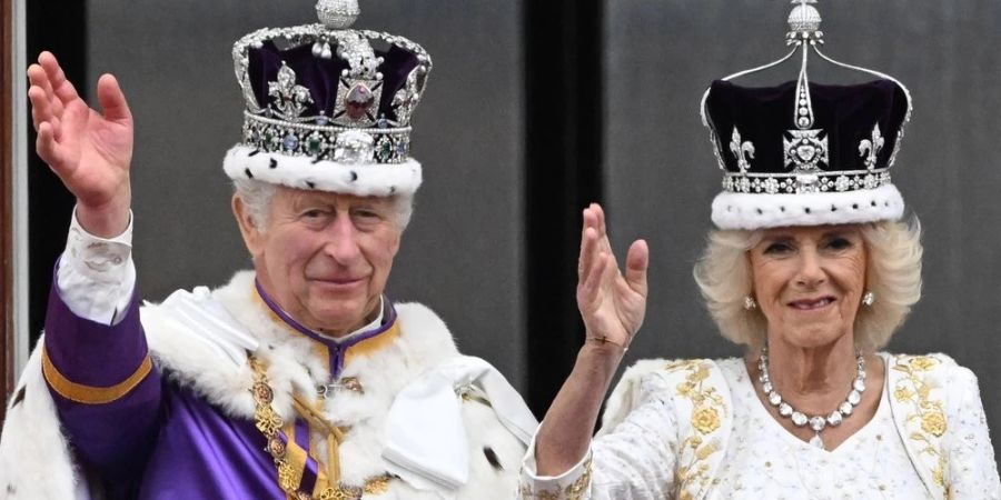 König Charles III. und Königin Camilla auf dem Balkon des Buckingham-Palastes.