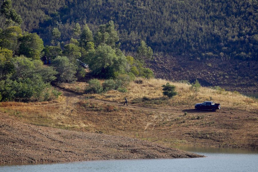 Das Ufer des Stausees wird durch Beamte, Spürhunde und Taucher abgesucht.