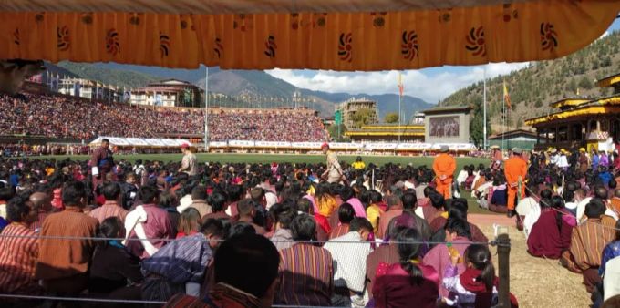 Bitte kein Pfeifen aus den Boxen: Grossanlass in Bhutan. Bitte kein Pfeifen aus den Boxen: Grossanlass in Bhutan.