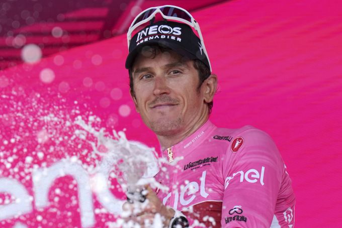 Geraint Thomas behält auch nach der 17. Etappe des Giro d'Italia das Leader-Trikot. Italy Giro d'Italia