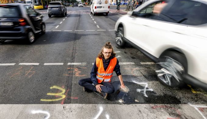 In den vergangenen Monaten verschaffte sich die Letzte Generation immer wieder durch Klebeaktionen Gehör. razzia generation