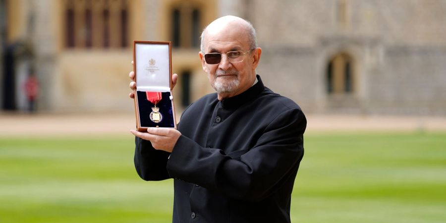 Sir Salman Rushdie ist auf Schloss Windsor für seine Verdienste um die Literatur geehrt worden.