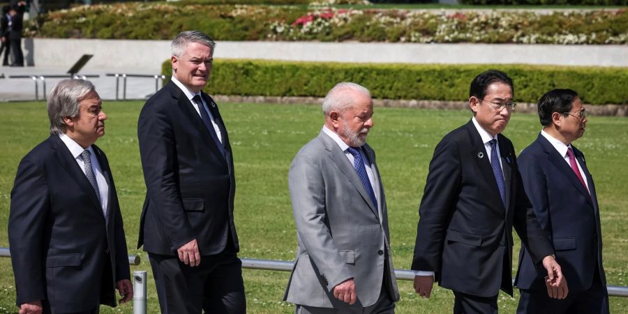 Luiz Inacio Lula da Silva (M) mit anderen Gipfelteilnehmern beim G7-Treffen in Hiroshima.