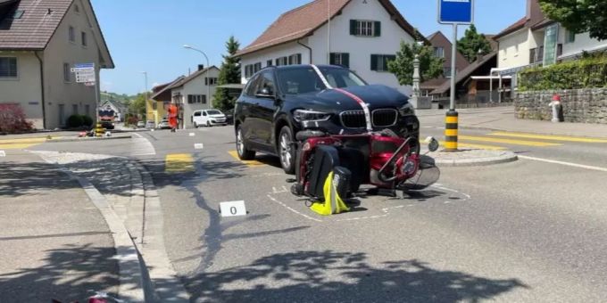 Schöfflisdorf ZH - 84-jährige Frau bei Kollision schwer verletzt