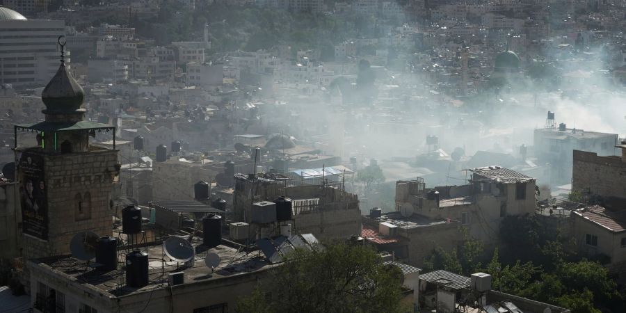 Bei einem israelischen Militäreinsatz im besetzten Westjordanland sind militante Palästinenser getötet worden. Hier steigt Rauch während einer Razzia israelischer Sicherheitskräfte in der besetzten Stadt Nablus Anfang des Monats auf.