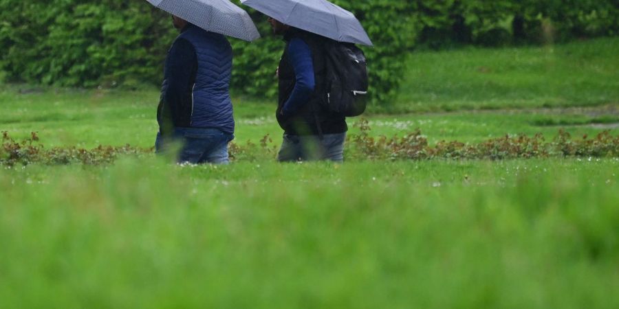 Der Regenschirm war diesen Monat ein ständiger Begleiter.