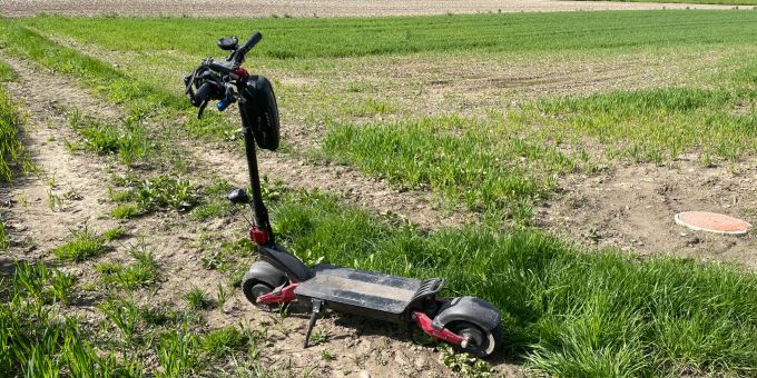 Brugg AG - E-Scooter-Lenker (48) bei Sturz schwer verletzt