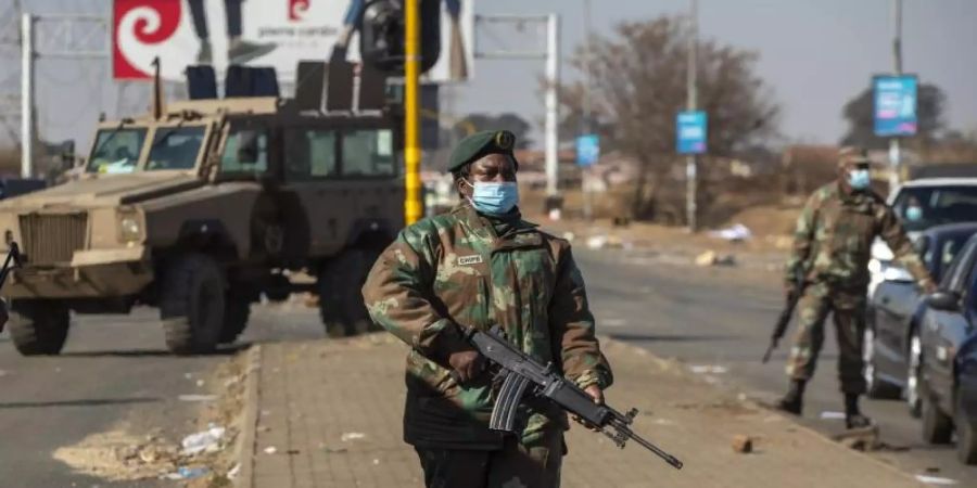 In Südafrika liess die Regierung das Militär aufmarschieren, um gewaltsame Proteste unter Kontrolle zu bekommen. Foto: Themba Hadebe/AP/dpa/Archivbild