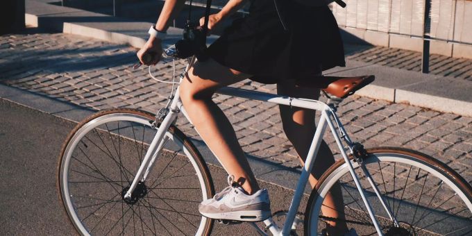 Das Velo ist für kurze Strecken gut geeignet. Velofahrerin