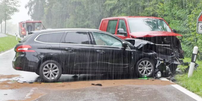 Beim Unfall wurden drei Personen verletzt.