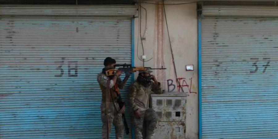 Sicherheitskräfte feuern auf einer Strasse in Herat auf Taliban-Kämpfer (Archivbild). Doch der Widerstand war vergebens - die wichtigsten Regierungseinrichtungen in der Stadt sind verloren. Foto: Hamed Sarfarazi/AP/dpa