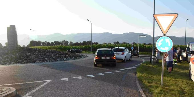 Es kam zur seitlich-frontalen Kollision zwischen dem Auto und dem Velo. Unfall
