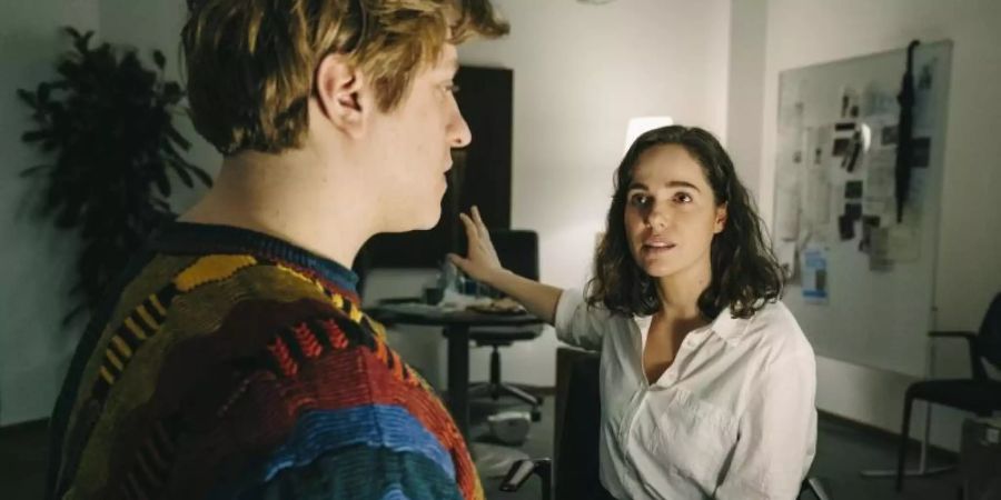 Kriminaloberkommissarin Elisabeth «Bessie» Eyckhoff (Verena Altenberger) verhört den Tatverdächtigen Jonas Borutta (Thomas Schubert). Foto: Hendrik Heiden/ BR/Provobis Gesellschaft für Film und Fernsehen/dpa