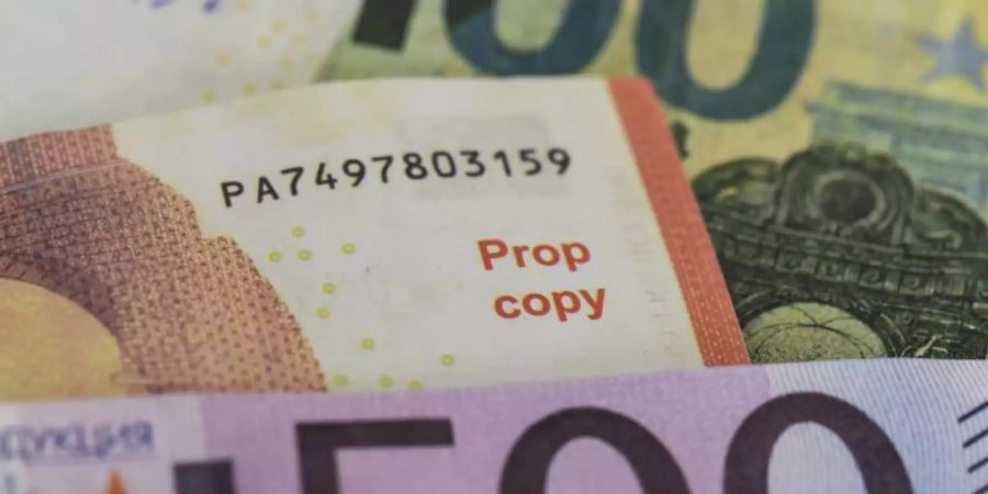 Gefälschte Euro-Banknoten. Foto: Boris Roessler/dpa
