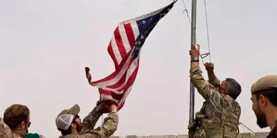 Bei einer Übergabezeremonie von der US-Armee an die afghanische Nationalarmee im Camp Anthonic wird eine US-Flagge vom Mast heruntergelassen. Foto: -/Defense Press Office/AP/dpa