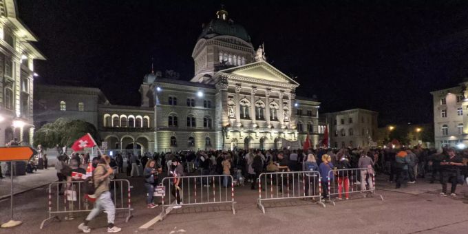 Die Demo hat sich vor dem Bundeshaus eingefunden. Corona Demo