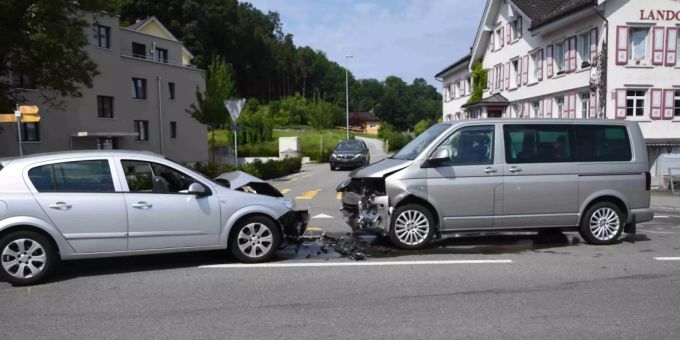 Auf der Burietstrasse sind zwei Autos frontal zusammengestossen.