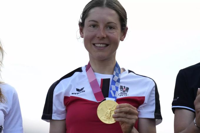 Anna Kiesenhofer präsentiert ihre Gold-Medaille. Anna Kiesenhofer