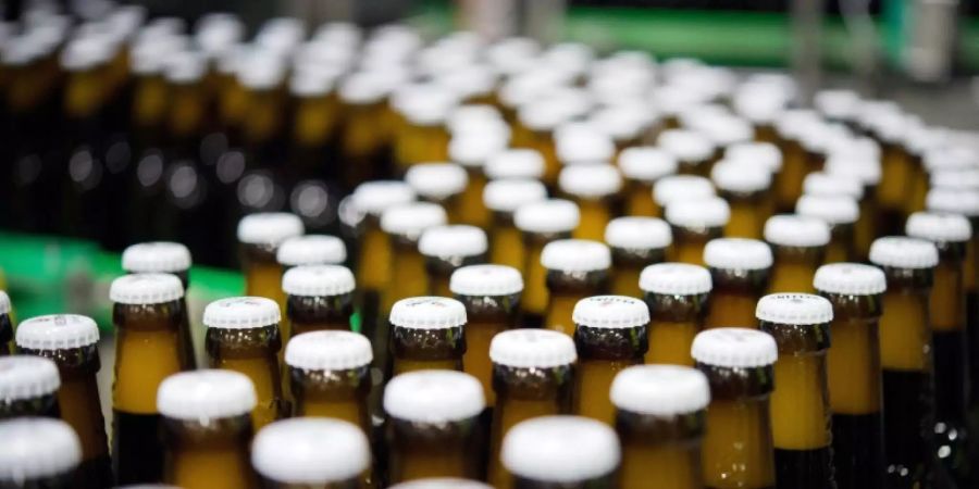Bierflaschen in einer Brauerei
