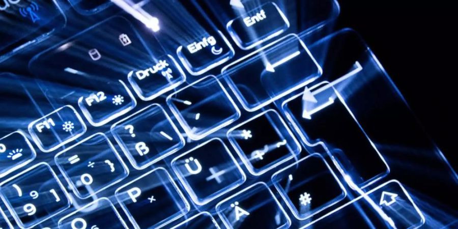 ILLUSTRATION - Tasten einer beleuchteten Tastatur. Mit Blick auf die Bundestagswahl im Herbst haben mehrere öffentliche Stellen die Parteien auf Sicherheitsmängel in ihren IT-Systemen und Risiken von Desinformationskampagnen hingewiesen. Foto: Sebastian Gollnow/dpa