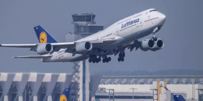 Eine Passagiermaschine vom Typ Boeing 747 der Lufthansa startet. Bis September will die Fluggesellschaft nahezu ihr gesamtes Streckennetz wieder bedienen. Foto: Boris Roessler/dpa Eine Passagiermaschine vom Typ Boeing 747 der Lufthansa startet. Bis September will die Fluggesellschaft nahezu ihr gesamtes Streckennetz wieder bedienen. Foto: Boris Roessler/dpa