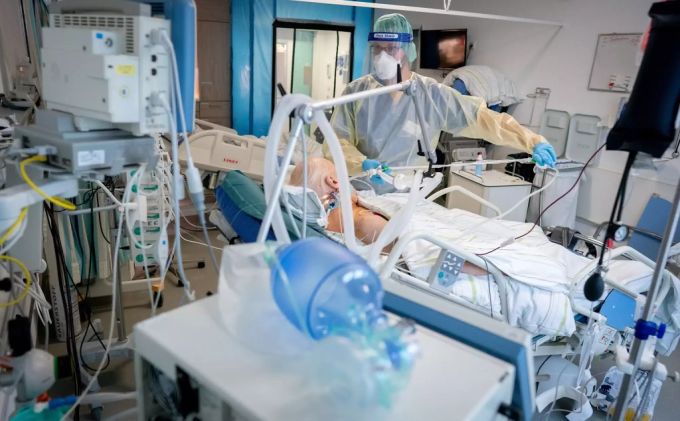 Ein Intensivpfleger kümmert sich in einem Spital um einen Corona-Patienten. Intensivpfleger Corona-Patient