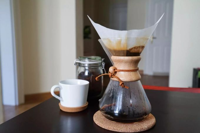 Zubereitung von Filterkaffee. Filterkaffee