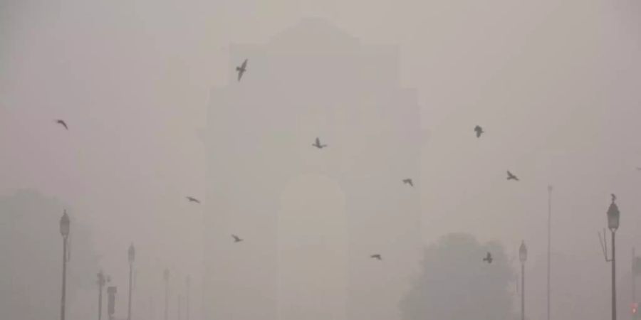 Das India Gate in Neu Delhi ist wegen der starken Luftverschmutzung kaum zu sehen. Foto: Manish Rajput/SOPA Images via ZUMA Wire/dpa