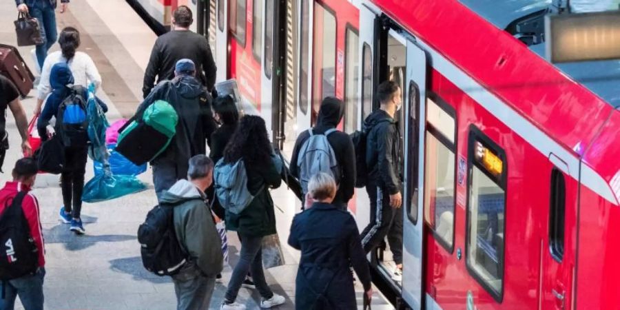 Bahnkunden sind genervt, weil die GDL mit ihren Streiks tagelang den Zugverkehr lahmlegt. Foto: Daniel Bockwoldt/dpa