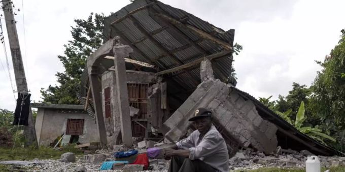 Ein Mann sitzt vor einem zerstörten Haus in Haiti. Foto: David de la Paz/XinHua/dpa Ein Mann sitzt vor einem zerstörten Haus in Haiti. Foto: David de la Paz/XinHua/dpa
