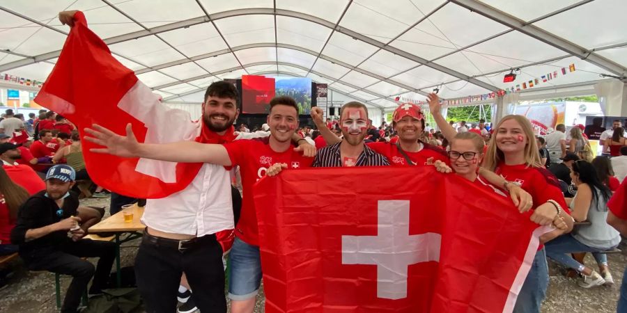 Hopp Schwiiz: Diese Fans sind gut ausgerüstet am Match erschienen.