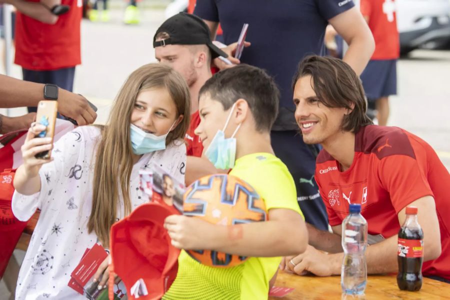 Selfies und Autogramme von Yann Sommer.