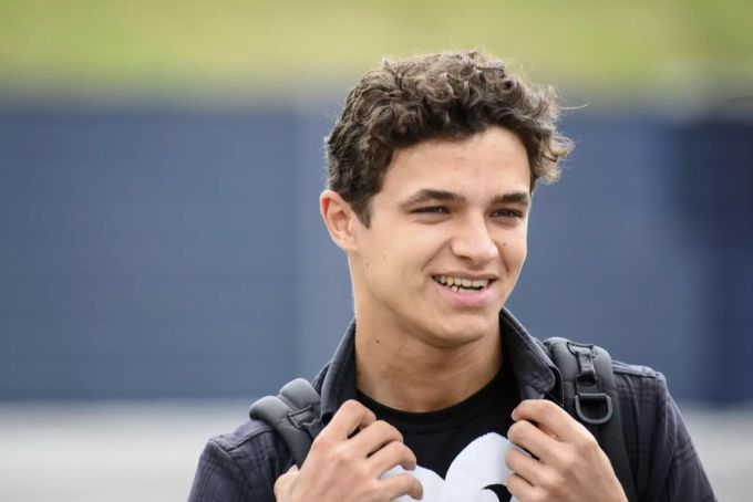 Lando Norris hat 2021 mit Daniel Ricciardo einen neuen Teamkollegen. lando norris daniel ricciardo