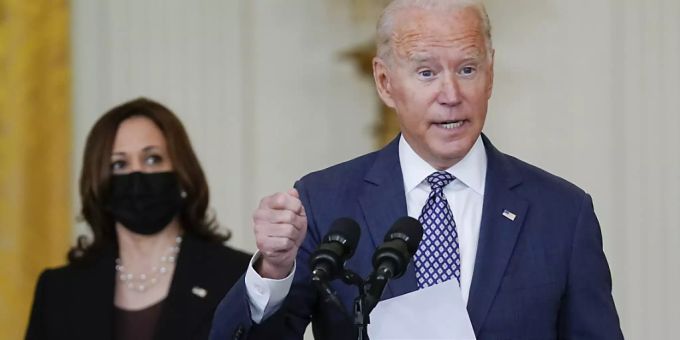 Der US-Präsident Joe Biden äussert sich im Beisein von Vizepräsidentin Kamala Harris zu den Evakuierungen aus Afghanistan. Angesichts der Lage in Afghanistan hat Biden seine Wochenendpläne geändert. Er werde nicht in das Haus der Familie nach Wilmington reisen, teilte das Weisse Haus mit. Foto: Manuel Balce Ceneta/AP/dpa Der US-Präsident Joe Biden äussert sich im Beisein von Vizepräsidentin Kamala Harris zu den Evakuierungen aus Afghanistan. Angesichts der Lage in Afghanistan hat Biden seine Wochenendpläne geändert. Er werde nicht in das Haus der Familie nach Wilmington reisen, teilte das Weisse Haus mit. Foto: Manuel Balce Ceneta/AP/dpa