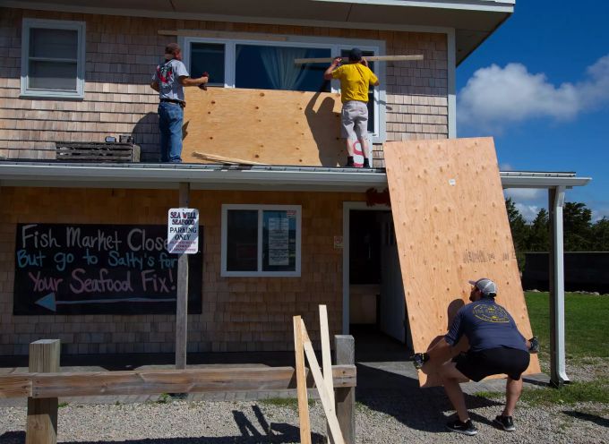 In Westerly, Rhode Island, verbarrikadieren Bewohner ihre Häuser in Wassernähe. Hurricane Henri Prep