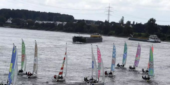 Segelboote starten auf dem Rhein zur weltweit ersten Kulturregatta. Foto: Roberto Pfeil/dpa Segelboote starten auf dem Rhein zur weltweit ersten Kulturregatta. Foto: Roberto Pfeil/dpa