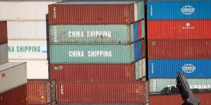 Chinesische Container im Hamburger Hafen. Immer mehr chinesische Waren kommen nach Europa. Foto: Christian Charisius/dpa Chinesische Container im Hamburger Hafen. Immer mehr chinesische Waren kommen nach Europa. Foto: Christian Charisius/dpa