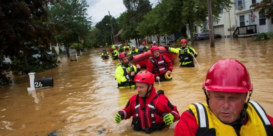 Feuerwehrleute im Einsatz in Helmetta/Connecticut