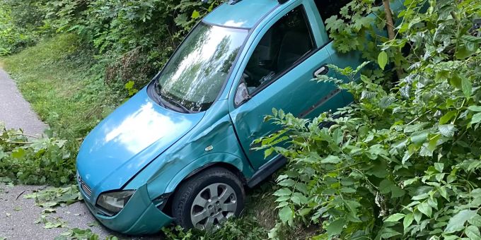 Parkiertes Auto rollt über Böschung.
