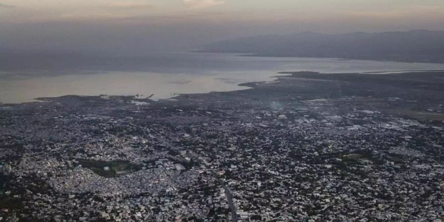 Blick auf Haitis Hauptstadt Port-au-Prince. Ein schweres Erdbeben hat den Süden des Karibikstaats erschüttert. Foto: Matias Delacroix/AP/dpa