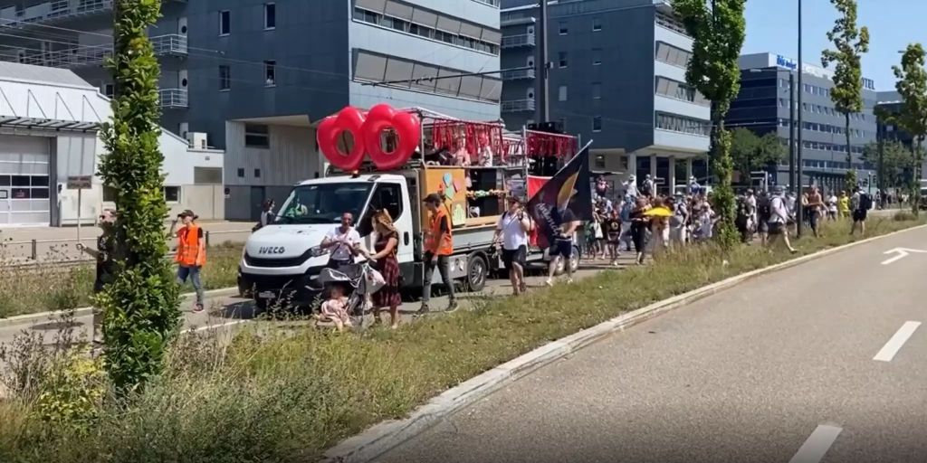 «Freeparade» statt «Street Parade»: 350 Personen feiern in Zürich - Vimarsana News