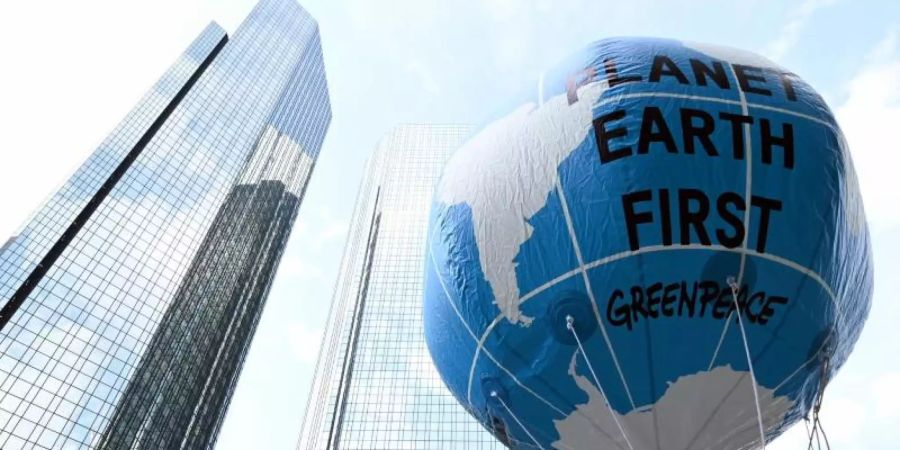 Ein Demonstrant hält einen grossen Ballon mit dem Schriftzug "Planet Earth First" beim zentralen Klimastreik von Fridays for Future in Frankfurter hoch. Foto: Arne Dedert/dpa