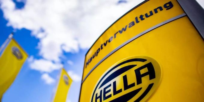 Das Logo des Unternehmens steht vor der Zentrale des Automobilzulieferers "Hella". Foto: David Inderlied/dpa Das Logo des Unternehmens steht vor der Zentrale des Automobilzulieferers "Hella". Foto: David Inderlied/dpa