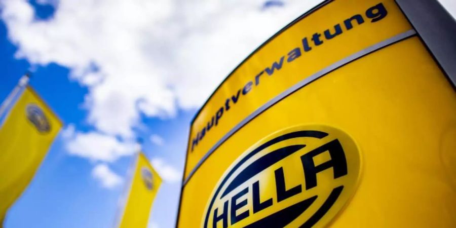 Das Logo des Unternehmens steht vor der Zentrale des Automobilzulieferers "Hella". Foto: David Inderlied/dpa